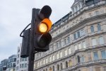 У Львові пішоходи завадили чоловіку повіситись на світлофорі