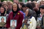Квіти, свічки, лампадки: у центрі Києва матері загиблих бійців влаштували акцію пам'яті
