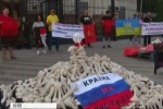 Під посольством РФ у Києві відбулася акція "Росія – держава на кістках"