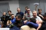 Сльозогінний газ та депутат у смітнику: як на засідання міськради Харкова не пускали активістів – відео