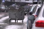 Як у Києві "танцюючий" смітник пошкодив авто і спричинив затор – відео