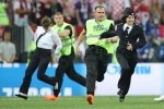"Звільнити всіх політв'язнів": учасники Pussy Riot вибігли на поле під час фіналу ЧС-2018 у Росії