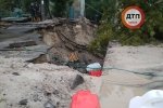 У Києві через негоду частково обвалився міст на вул. Теліги: перші подробиці з місця аварії