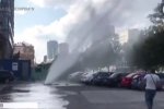 "Било прямо з асфальту": в центрі Києва утворився кількаметровий гейзер – відео