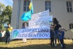 Без зайвої дипломатії: у Німеччині Путіна зустріли з плакатами "Перестань вбивати Олега Сенцова"