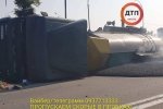 ДТП у Києві: перекинулася фура і залила дорогу свіжим асфальтом