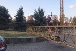 Від гуркоту здригнулася набережна: у центрі Ужгорода впав будівельний кран – фото, відео