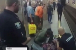 У Києві в метро людина впала під колеса поїзда – відео