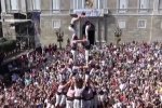 Справжні людські вежі: у Барселоні влаштували традиційну небезпечну для життя забаву &ndash; відео