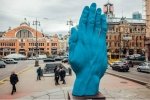 Замість Леніна у середмісті Києва встановили "синю руку" – фото