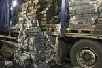 Маскували під паливо: на кордоні з Польщею виявили фуру з понад 16 тис. пачок сигарет