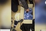 У Києві спіймали на гарячому двох наркоділків – відео