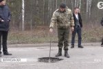 "Побити можна навіть позашляховик": на Волині місцеві заміряють ями в дорозі і з острахом чекають морозів