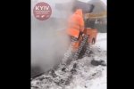 У столиці під снігом укладали асфальт: "Київавтодор" каже, що не причетний до стихійного ремонту &ndash; відео