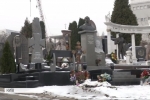 Орудують цілі банди: як грабують столичне Байкове кладовище