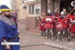 В Одесі під стіни держустанови прийшли лицарі в обладунках: чого вимагали