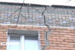 "Крізь тріщини вулицю видно": в Сумах розвалюється будинок, а влада – розводить руками