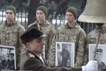 Дзвін пам'яті і спогади найрідніших: як вшановували полеглих захисників Донецького аеропорту