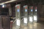 На одній зі станцій метро в Києві встановили нові турнікети українського виробництва – фото