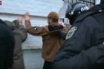 Ножі, газові балончики та пляшечки із зеленкою: поліція на Контрактовій площі затримала групу молодиків – відео