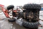 ДТП у Києві: вантажівка на швидкості знесла з мосту трактор – відео