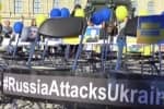 Українські стяги і 100 стільців: у центрі Мюнхена влаштували акцію на підтримку бранців Кремля