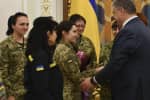 "Ви цементуєте нашу оборону": Порошенко нагородив українських жінок-воїнів