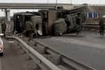 Оборотень: в России на дороге не удержался грузовик, перевозивший "Панцирь-С" – фото