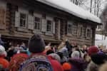 Навіть не з лопати: в Росії пригощали млинцями, кидаючи їх просто в натовп – відео
