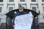 Свободу бранцям Кремля: рідний брат засудженого політв'язня Дудки пікетував російське посольство