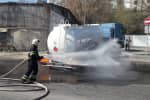 Розгерметизація цистерни бензовозу: в Харкові рятувальники запобігли займанню тонн палива – відео