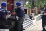 Рятувальники ДСНС допомагають відновлювати зруйновані будинки у Мар'їнці та Красногорівці