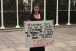 "С убийцами договариваться нельзя": вдовы погибших бойцов ВСУ пикетируют АП в связи с референдумом за мир с РФ