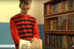 Куточок для відвідувачів та вогнегасник: як у Сумах мешканці облаштували бібліотеку просто в під'їзді – сюжет