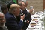Испугался аж до термоса: как Путин пришел на ужин G20 со своей термокружкой – видео