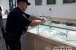 У Києві невідомий із рушницею пограбував ювелірну крамницю