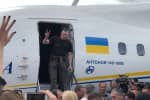 Історичне повернення додому: коротко про зворушливу зустріч звільнених з полону українців – сюжет