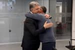 Емоційно та щиро: Порошенко зустрівся зі звільненим з російської буцегарні Пановим