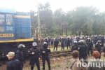 На Львівщині блокують вагони з вугіллям: сталися сутички, поліція затримала 28 осіб