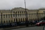 Поліцію Петербурга підняли по тривозі: чоловік написав погані речі про Путіна на паркані музею – фото