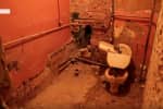 Полуразрушенные туалеты и душевые: в каких условиях живут студенты черновицкого общежития – сюжет