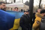Ветераны АТО и украинская диаспора проводят акцию под Елисейским дворцом – для чего пришли