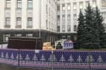 Возле Офиса президента начали устанавливать каток