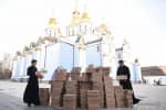 Благотворительный фонд Порошенко передал ПЦУ рождественские подарки для детей