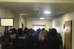У суд, де перебуває Кузьменко, за викликом приїхали поліцейські 