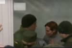 Силовики после штурма вывели Юлию Кузьменко из зала суда – видео