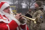 Рок-н-ролл и новогодние обработки эстрадных песен: как военный оркестр поздравил защитников на передовой – сюжет
