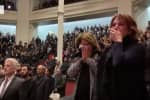 Сотні людей несли квіти і запалювали свічки: у Канаді вшанували пам'ять загиблих у авіакатастрофі