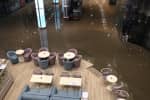 "Люди виходять і падають в гарячу воду": у Києві окропом залило ТРЦ та дорогу – відео (доповнено) 