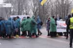 "Хотят присоединить в принудительном порядке": местные жители блокировали участок трассы международного значения